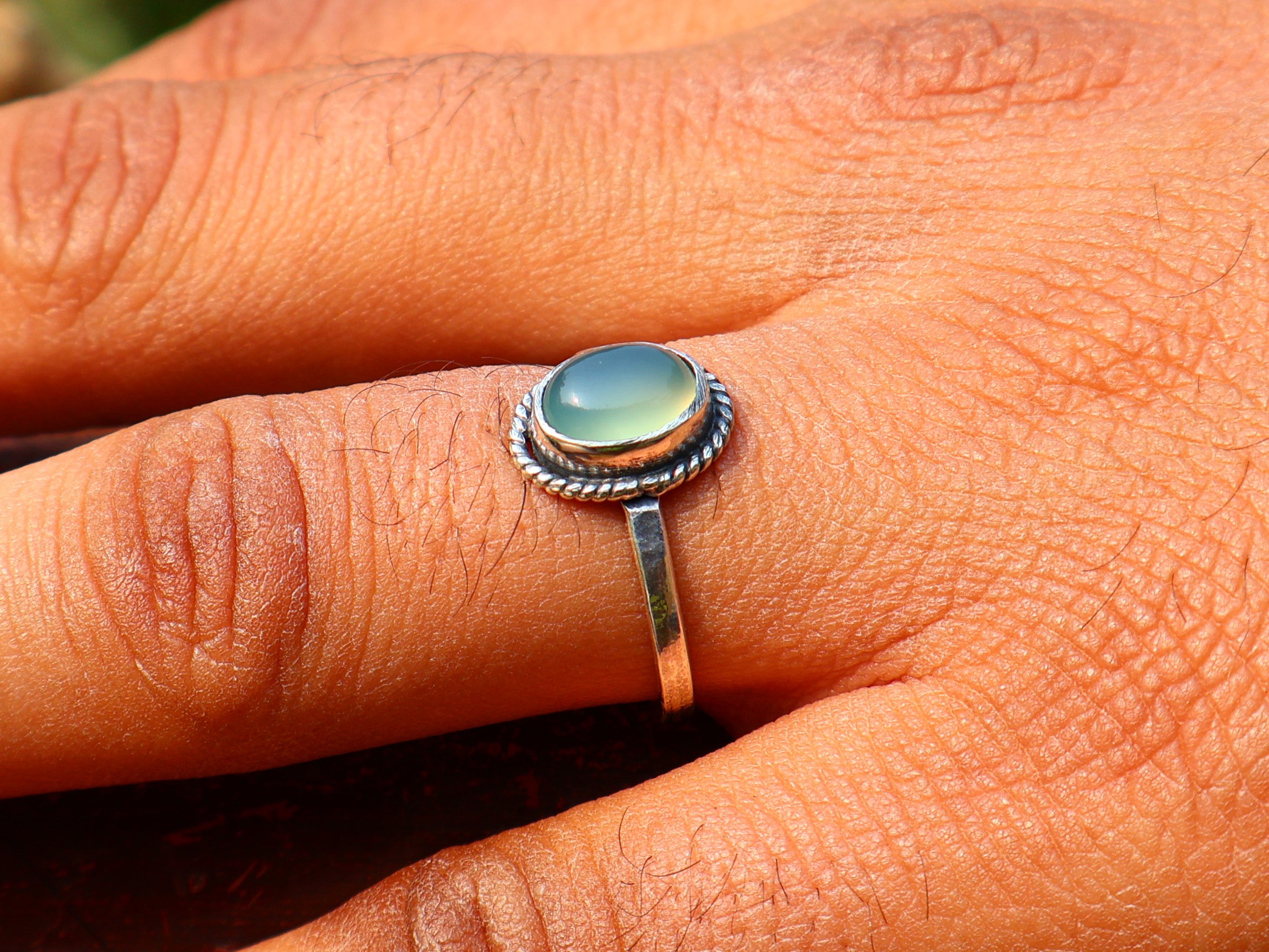 Ovaler Aqua-Chalcedon-Ring, handgefertigter Silberring, einzigartiger Ring, Geburtssteinring, 925er Sterlingsilberring, Stapelring, Geschenk für sie