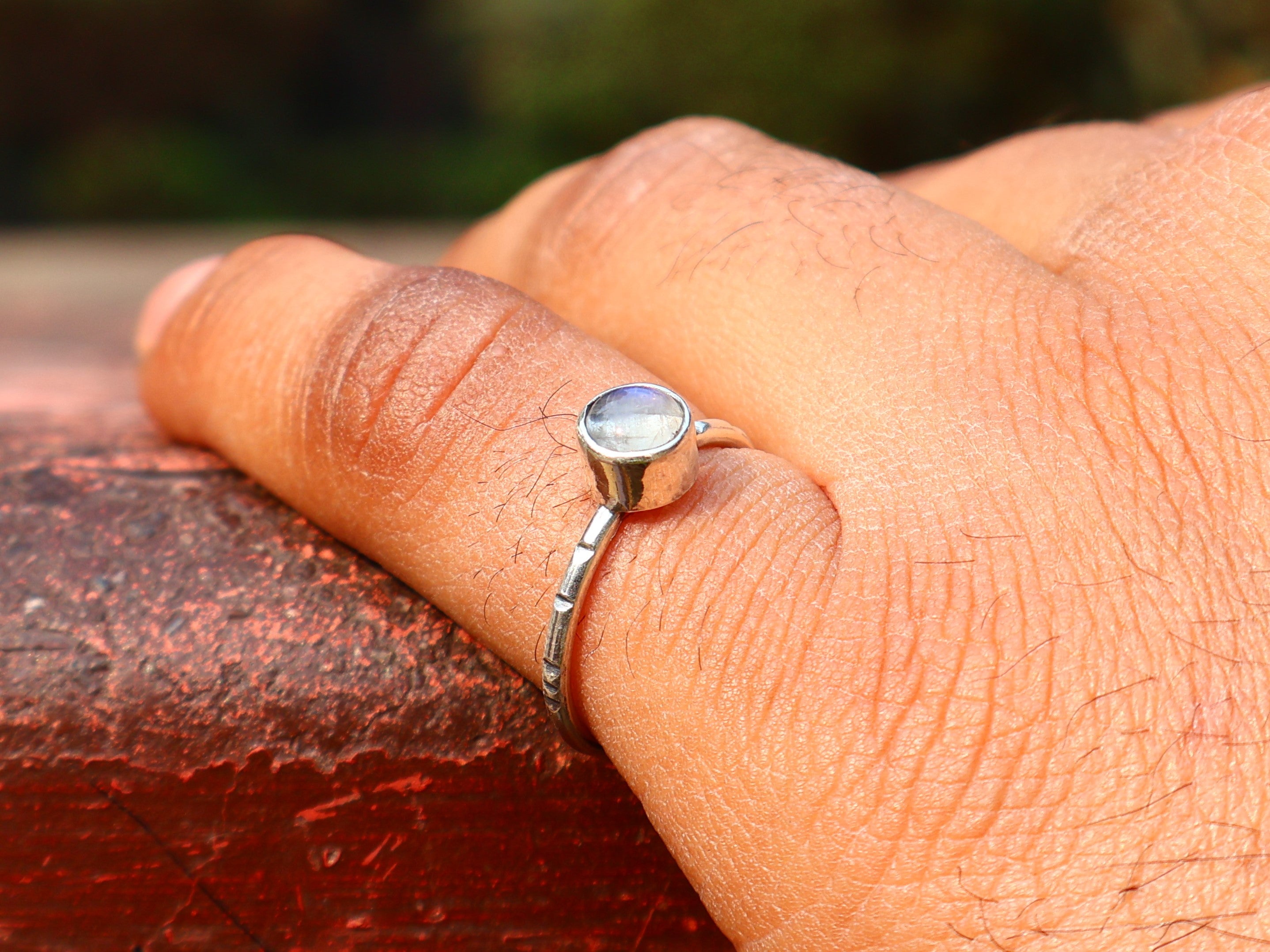 Regenbogenmondsteinring Damenring Stapelring Blauer Feuerring Geburtsstein Runder Edelsteinring Schmuck
