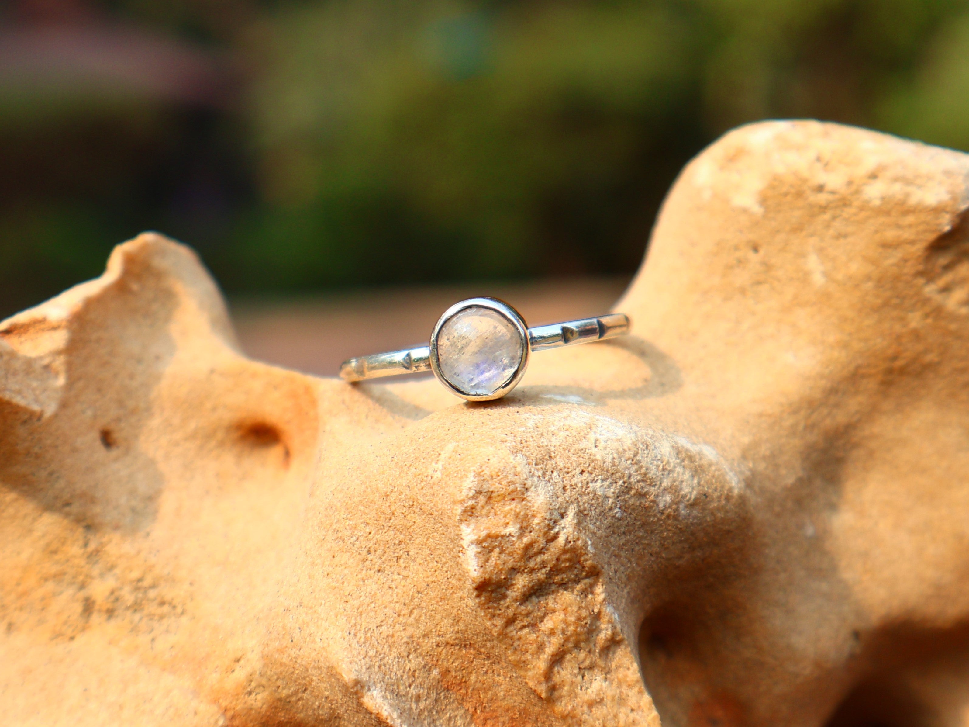 Regenboogmaansteen Ring Dames Ring Stapelring Blauw Vuur Ring Geboortesteen Ronde Edelsteen Ring Sieraden