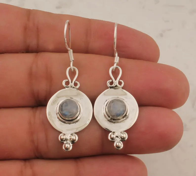 Ohrringe aus natürlichem Regenbogen-Mondstein, 925er Sterlingsilber, handgefertigt, Edelstein-Ohrringe, zierliche Ohrringe, Alltagsschmuck, baumelnde Tropfenohrringe, Geschenk