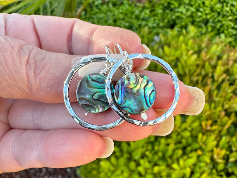 Abalone-Muschel und Sterling-Silber Creolen Muschel-Ohrringe Minimalistischer Schmuck Kleine Creolen Mehrfarbige Ohrhänger Strand-Schmuck