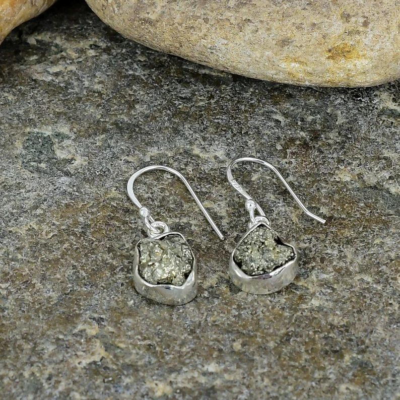 Rohe Pyrit Baumel-Ohrringe Handgefertigter Silberschmuck Einzigartiges minimalistisches Geschenk Boho Chic Naturstein 925 Sterling Silber