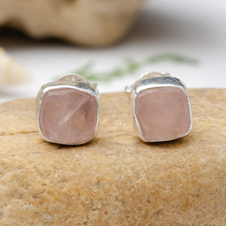 Ohrringe aus rohem Rosenquarz, Silber, handgefertigt, Ohrstecker, Ohrring, Rohkristall-Ohrringe, Schmuck aus unbehauenen Steinen, Geburtsstein Januar, Geschenk für sie