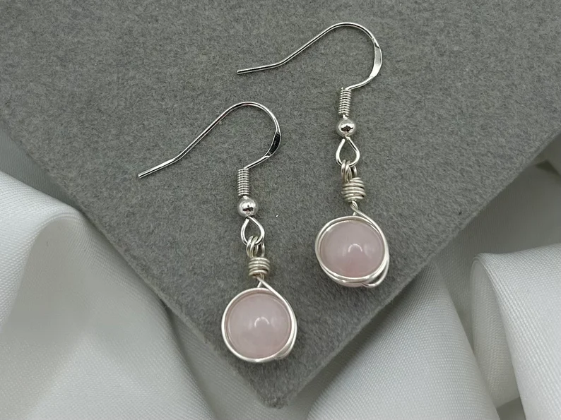 Rosenquarz Heilkristall Ohrringe Silber Dangle Drop Ohrringe Zierlicher Edelstein Minimalistischer handgemachter Schmuck Geschenk für Sie Naturstein