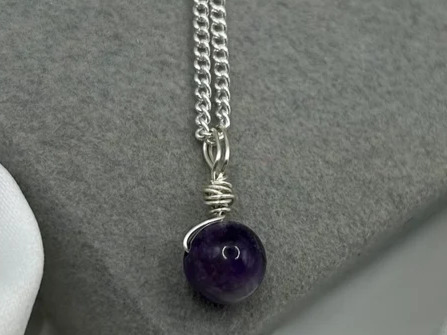 Amethyst Silber Heilkristall Halsketten Naturstein Drahtgewickelter Edelstein Zierlicher Anhänger Handgemachter Schmuck Bestseller Geschenke
