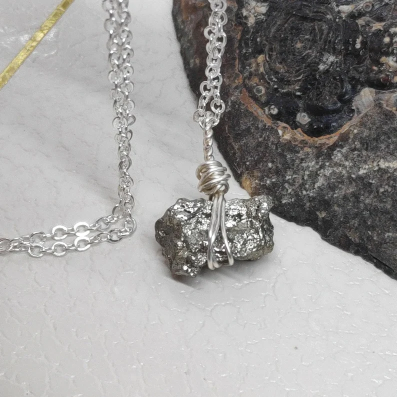 Rohe Pyrit-Halskette, drahtgewickelter Kristallanhänger, raue Pyrit-Würfel, Cluster, Damenschmuck, Geschenk für Freundin