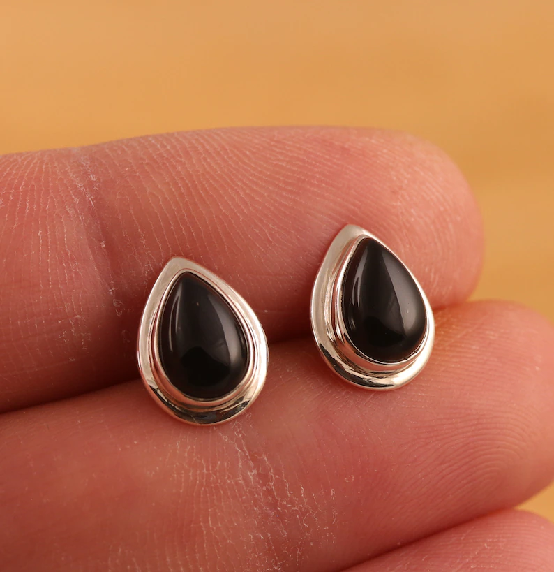 Natürliche schwarze Onyx-Ohrstecker aus massivem 925er Sterlingsilber, tropfenförmig, geschenkverpackt, handgefertigter böhmischer Schmuck