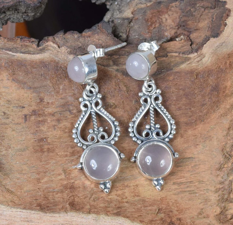 Ohrstecker aus rosa Rosenquarz, 925er Sterlingsilber, Edelstein, handgefertigt, Rosen-Ohrring, Designer-Ohrring, Geschenk für sie, Schmuck mit zwei Steinen