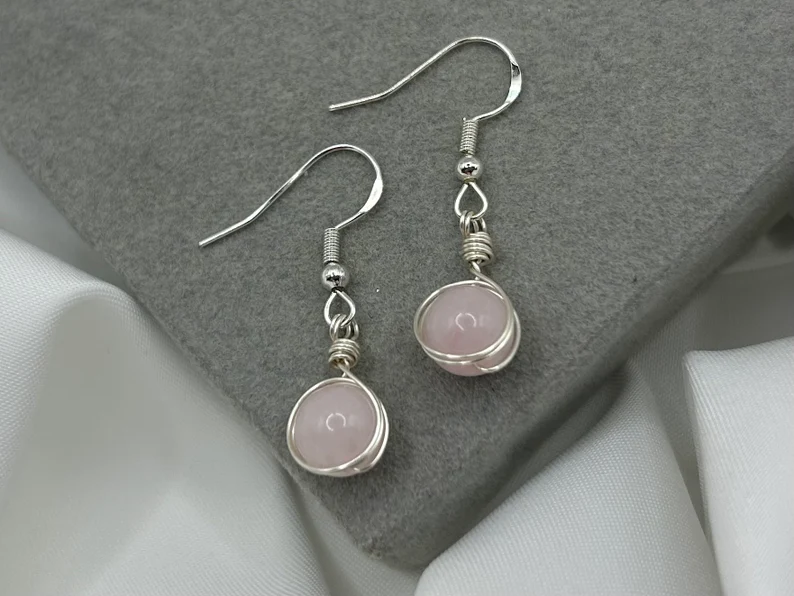 Rosenquarz Heilkristall Ohrringe Silber Dangle Drop Ohrringe Zierlicher Edelstein Minimalistischer handgemachter Schmuck Geschenk für Sie Naturstein