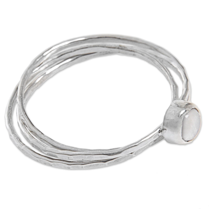Handgemachter winziger Regenbogen-Mondstein-Solitärring aus 925er Sterlingsilber, Geschenk für Sie & Mama