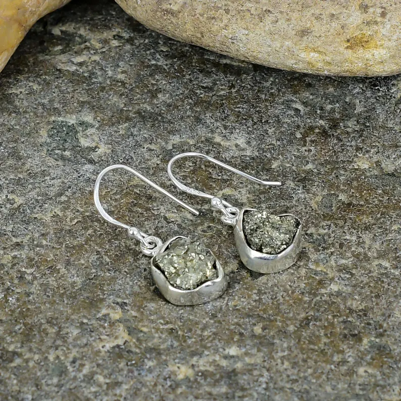 Rohe Pyrit Baumel-Ohrringe Handgefertigter Silberschmuck Einzigartiges minimalistisches Geschenk Boho Chic Naturstein 925 Sterling Silber