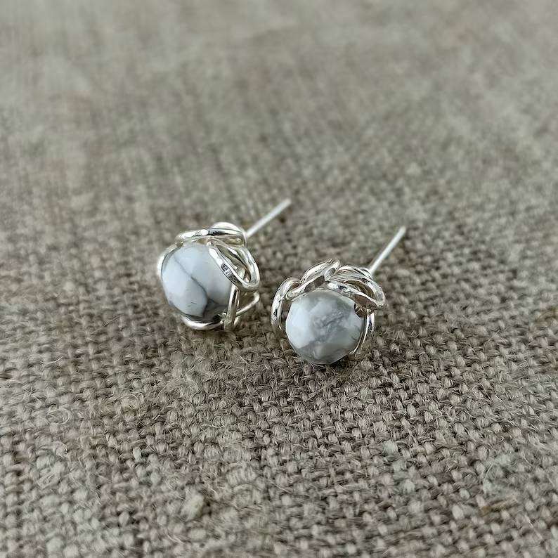 Elegante handgemachte Silberohrringe, handgefertigte Ohrstecker, Blütenknospenform, lässiger Schmuck, minimalistischer Howlith-Schmuck, 925er Sterlingsilber
