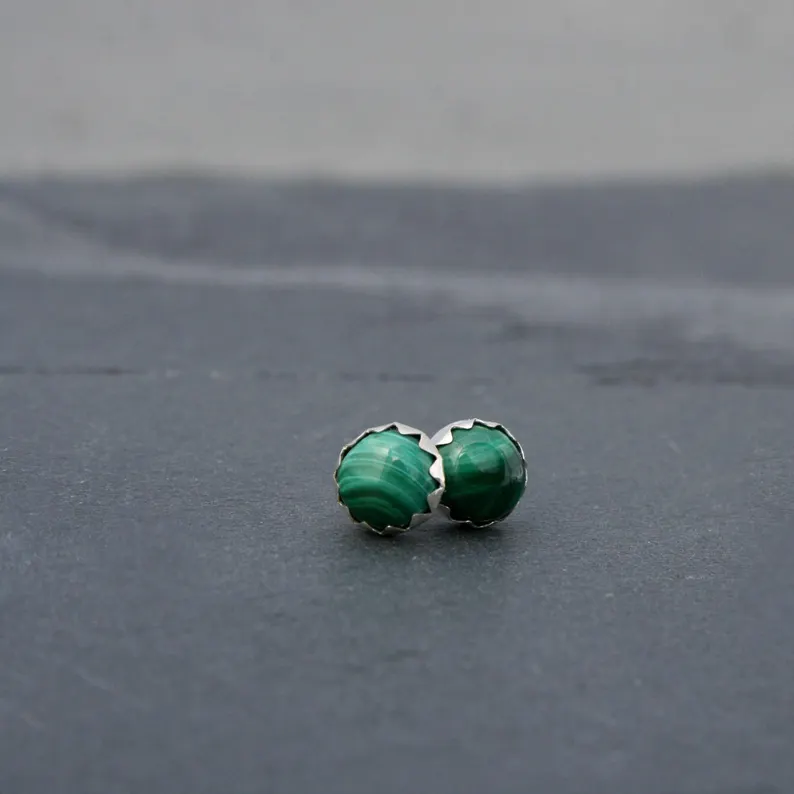 Handgefertigte winzige Malachit runde Edelstein-Ohrstecker aus 925er Sterlingsilber Designer-Ohrstecker Geburtsstein für den Monat April Handgemachter Schmuck Geschenk für Sie