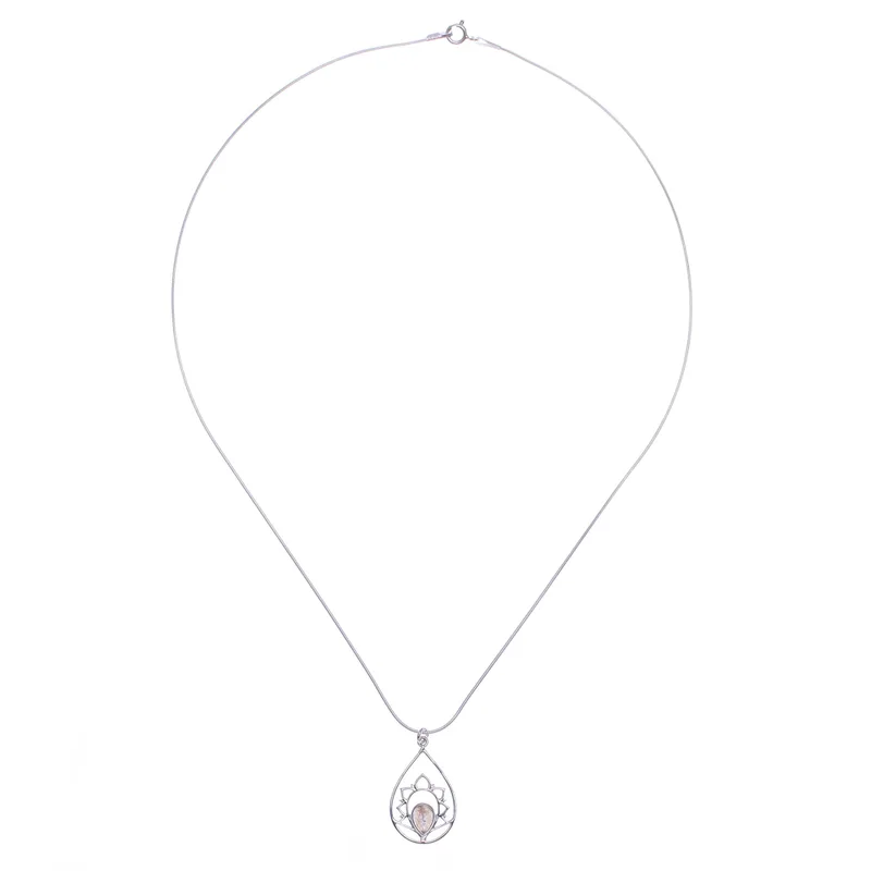 Halskette mit Anhänger aus Labradorit und Sterlingsilber „Sense of Calm“, zarter Boho-Labradorit-Schmuck als Geschenk für sie