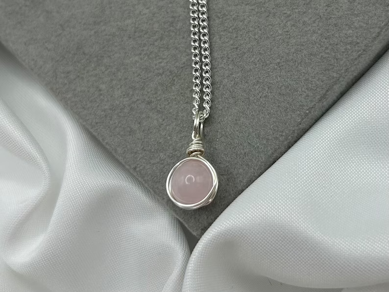 Zarte silberne Heilkristall-Halsketten Rosenquarz Naturstein Drahtgewickelter Edelsteinanhänger Handgemachter Minimalistischer Schmuck Kleine Halskette