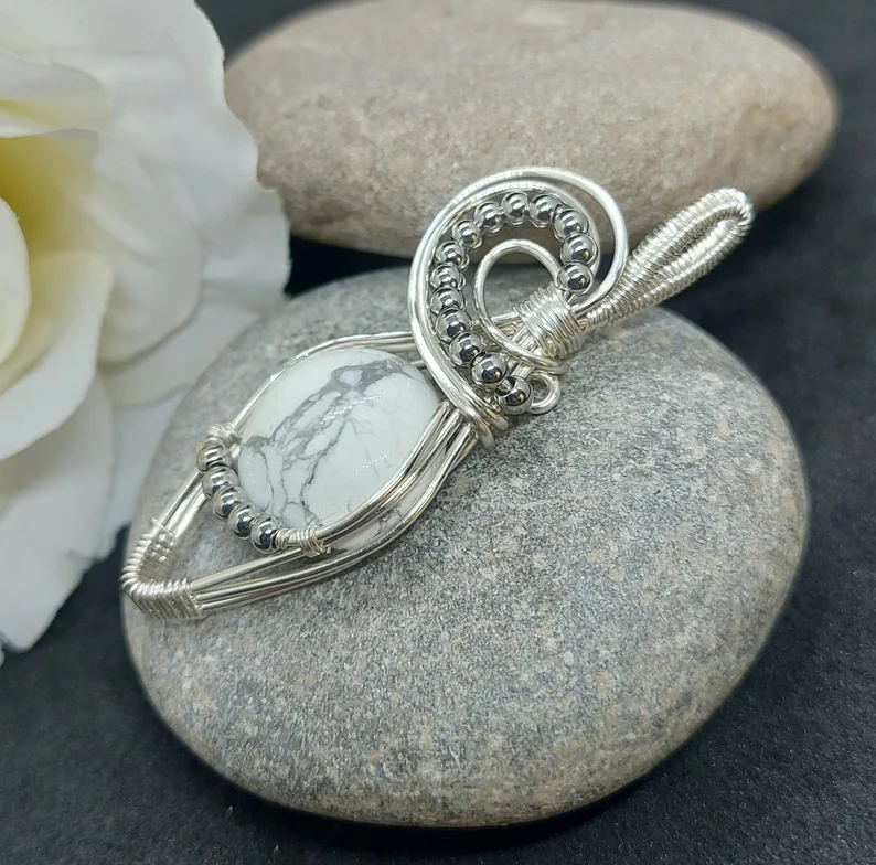 Natürlicher Howlith-Anhänger, handgefertigter Art-Déco-Schmuck, 925er Sterlingsilber-Anhänger, Damen Howlith-Halskette, Schmuckgeschenk für sie, Geburtstagsgeschenk