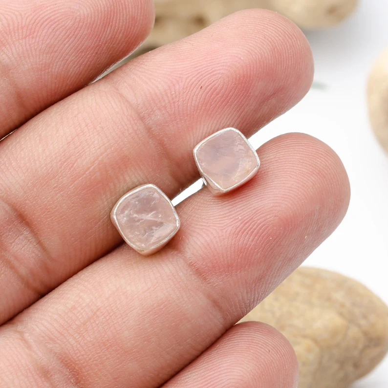 Ohrringe aus rohem Rosenquarz, Silber, handgefertigt, Ohrstecker, Ohrring, Rohkristall-Ohrringe, Schmuck aus unbehauenen Steinen, Geburtsstein Januar, Geschenk für sie