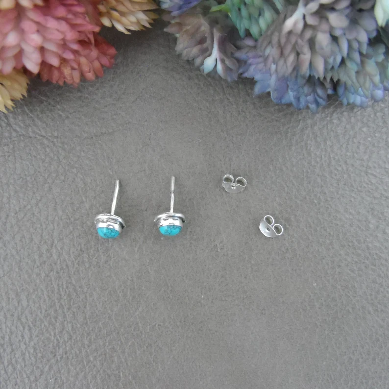 Türkis-Ohrringe aus Sterlingsilber, Türkise Silber-Stecker, kleine Ohrstecker, Boho-Ohrringe, handgefertigte Boho-Ohrringe, Geschenk für sie