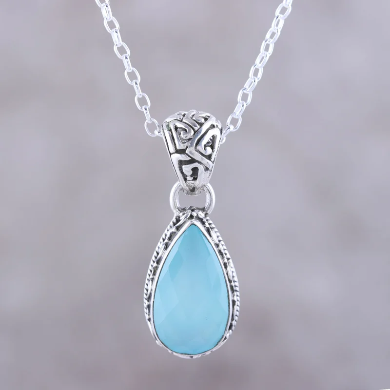 Tropfenförmige Chalcedon-Halskette in Aquamarin, handgefertigt, zierliche Halsketten, böhmischer Schmuck, Geschenk für sie