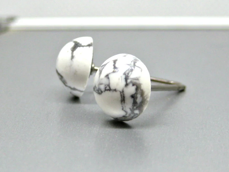 Echte natürliche weiße Howlith-Ohrstecker aus 925er Sterlingsilber, zarte Ohrstecker im Boho-Stil, Geburtstagsgeschenk, Marmor-Ohrringe, Edelstein-Ohrstecker, Geschenk für sie und Mama