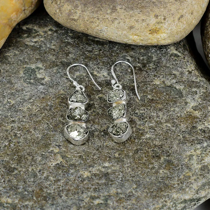 Roh-Pyrit Hängeohrringe Handgefertigter Silberschmuck Einzigartiges minimalistisches Geschenk Boho Chic Naturstein Sterling Silber