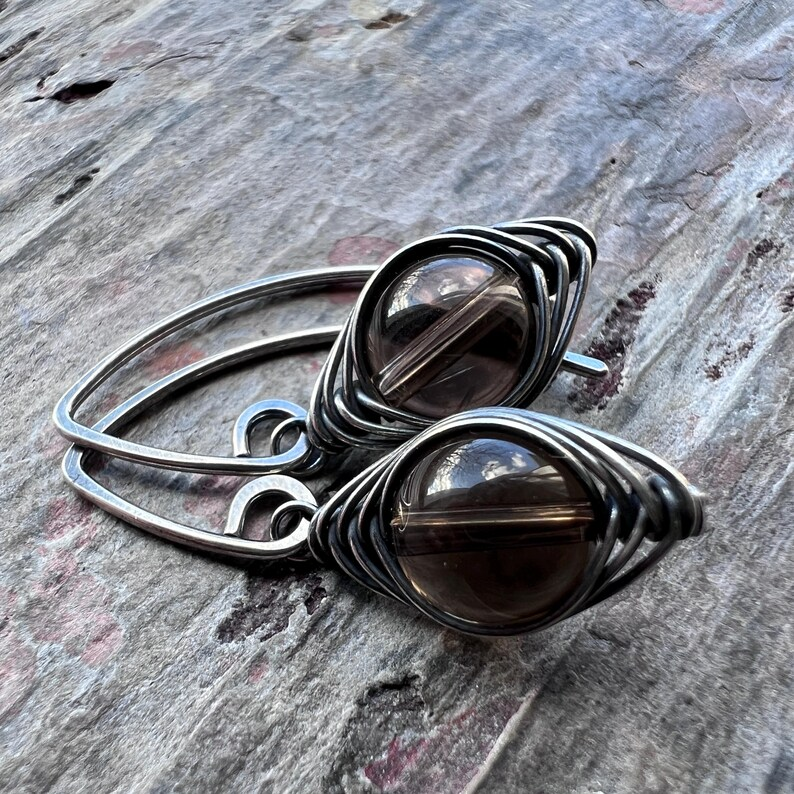 Ohrringe aus Sterlingsilber mit Rauchquarz, braune Naturstein-Ohrringe, drahtgewickelt, baumelnd, handgefertigter Schmuck als Geschenk für Sie