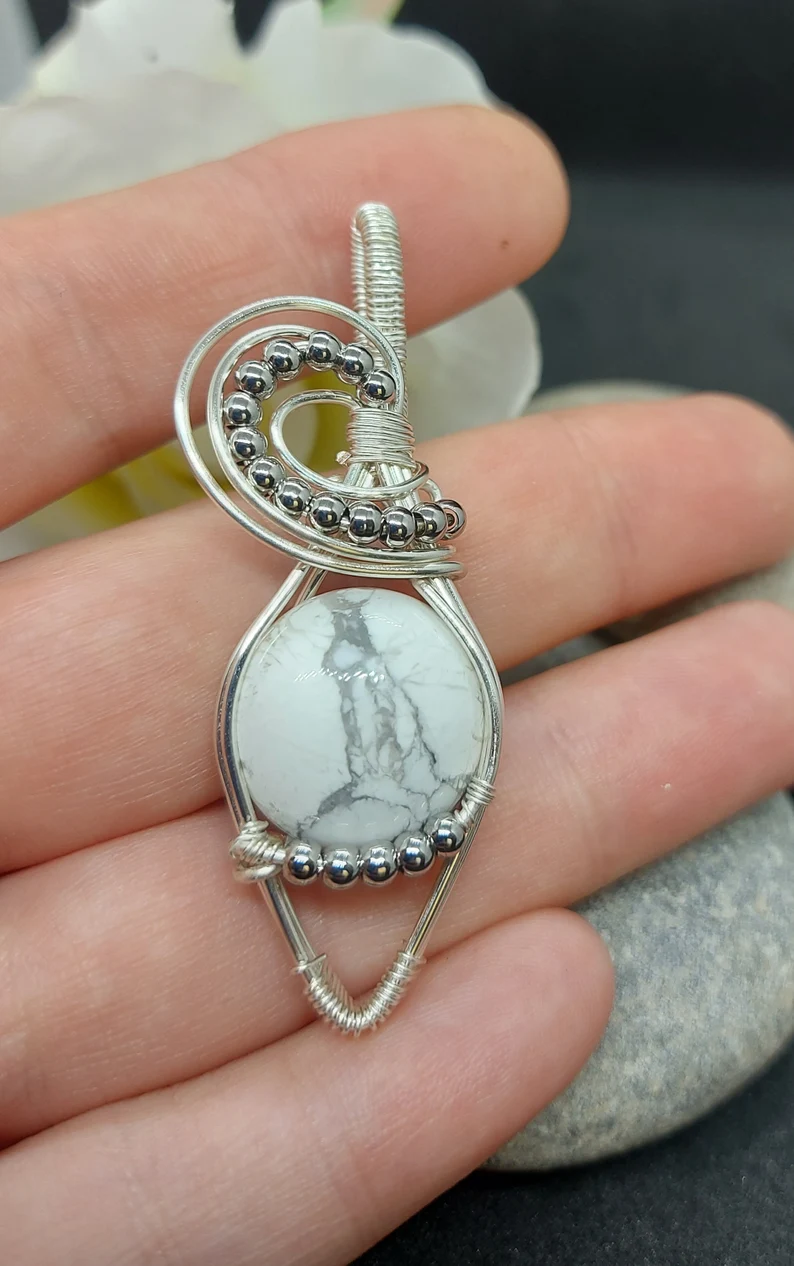 Natürlicher Howlith-Anhänger, handgefertigter Art-Déco-Schmuck, 925er Sterlingsilber-Anhänger, Damen Howlith-Halskette, Schmuckgeschenk für sie, Geburtstagsgeschenk
