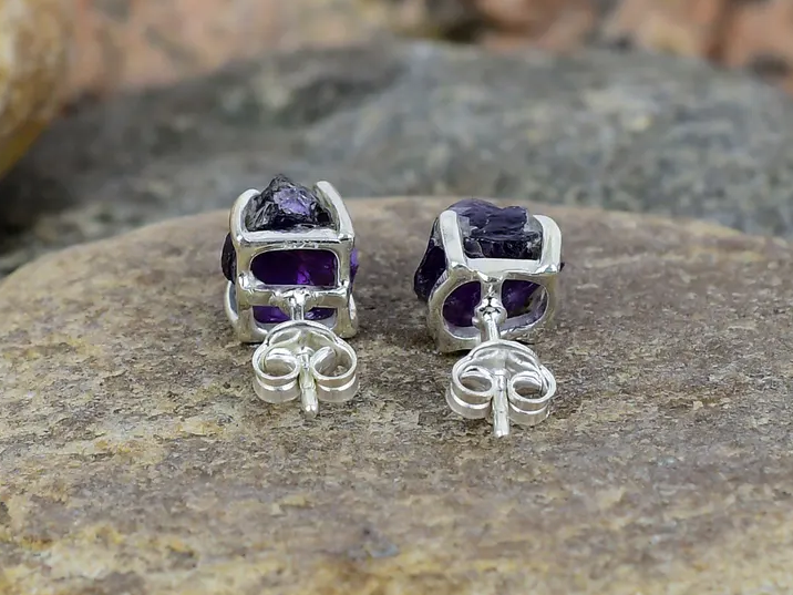 Ohrstecker aus rohem Amethyst in Silber, handgemachter Naturschmuck, Geburtsstein Februar, minimalistisches Boho-Design, Sterling Silber Ohrstecker
