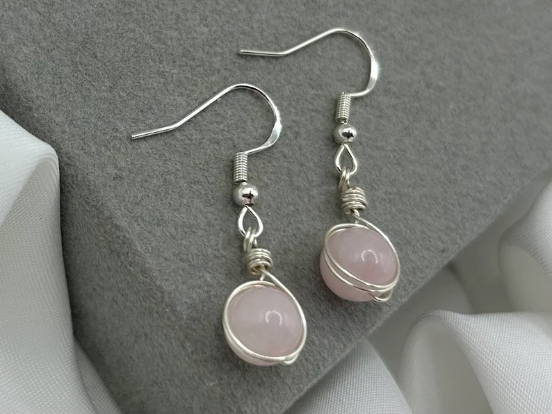 Rosenquarz Heilkristall Ohrringe Silber Dangle Drop Ohrringe Zierlicher Edelstein Minimalistischer handgemachter Schmuck Geschenk für Sie Naturstein