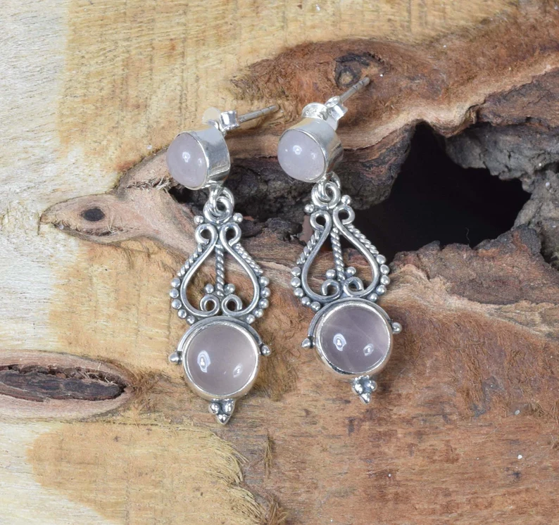 Ohrstecker aus rosa Rosenquarz, 925er Sterlingsilber, Edelstein, handgefertigt, Rosen-Ohrring, Designer-Ohrring, Geschenk für sie, Schmuck mit zwei Steinen