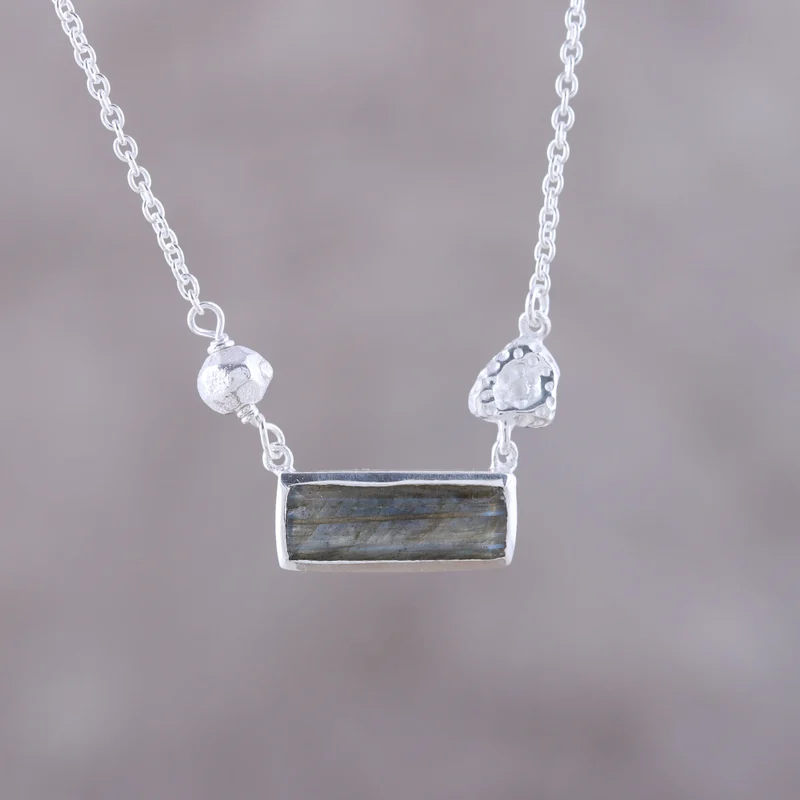 Sliver of Dusk Moderne Labradorit- und Sterlingsilber-Anhänger Halskette Boho Zarter Labradorit-Schmuck Geschenk für sie