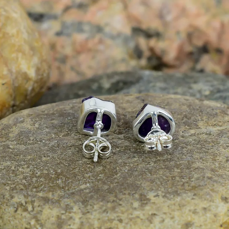 Ohrstecker aus rohem Amethyst in Silber, handgefertigter Natur-Edelsteinschmuck, Geburtsstein Februar, Geschenk, Boho-Ohrstecker aus Sterlingsilber