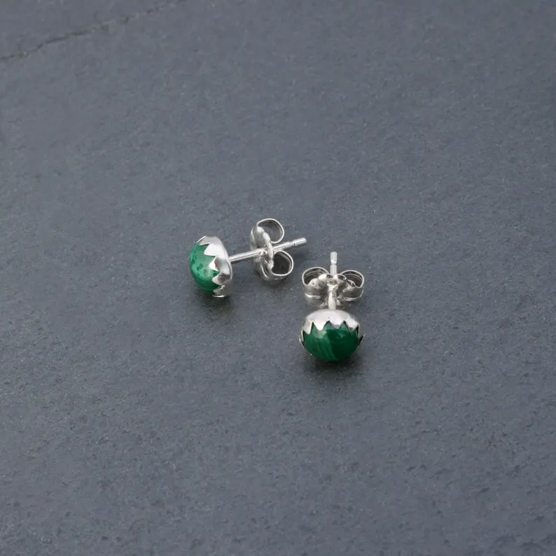 Handgefertigte winzige Malachit runde Edelstein-Ohrstecker aus 925er Sterlingsilber Designer-Ohrstecker Geburtsstein für den Monat April Handgemachter Schmuck Geschenk für Sie