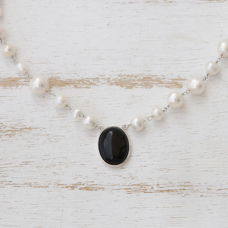 Halskette mit weißen Zuchtperlen und schwarzem Onyx, 925er Sterlingsilber, zarte Halskette, böhmischer Schmuck, Geschenk für Mama und Sie
