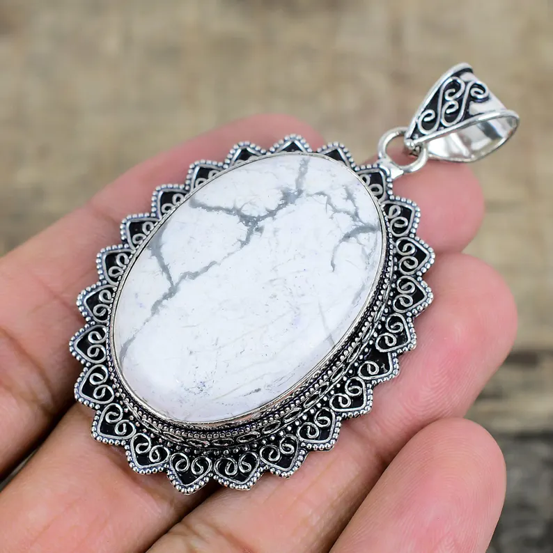 Howlith-Anhänger Howlith-Edelstein-Anhänger Handgefertigter 925er Sterlingsilber-Anhänger Howlith-Anhänger im Vintage-Stil für besondere Anlässe als Geschenk