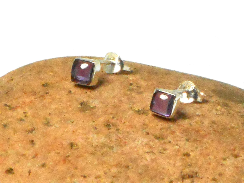 Kleiner quadratischer lila Amethyst Edelstein Ohrstecker 925 Sterling Silber Februar Geburtsstein Handgemachter Schmuck 925 Silber Ohrstecker