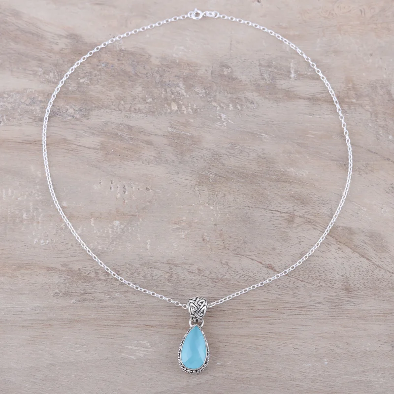Tropfenförmige Chalcedon-Halskette in Aquamarin, handgefertigt, zierliche Halsketten, böhmischer Schmuck, Geschenk für sie