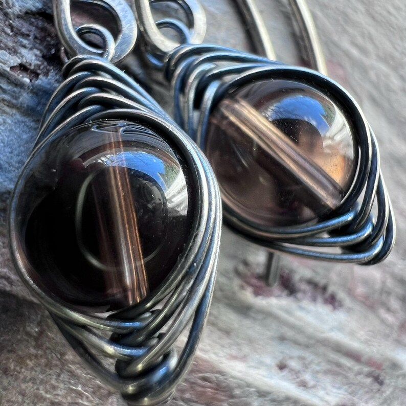 Ohrringe aus Sterlingsilber mit Rauchquarz, braune Naturstein-Ohrringe, drahtgewickelt, baumelnd, handgefertigter Schmuck als Geschenk für Sie