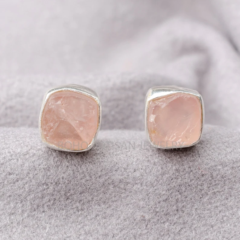 Ohrringe aus rohem Rosenquarz, Silber, handgefertigt, Ohrstecker, Ohrring, Rohkristall-Ohrringe, Schmuck aus unbehauenen Steinen, Geburtsstein Januar, Geschenk für sie