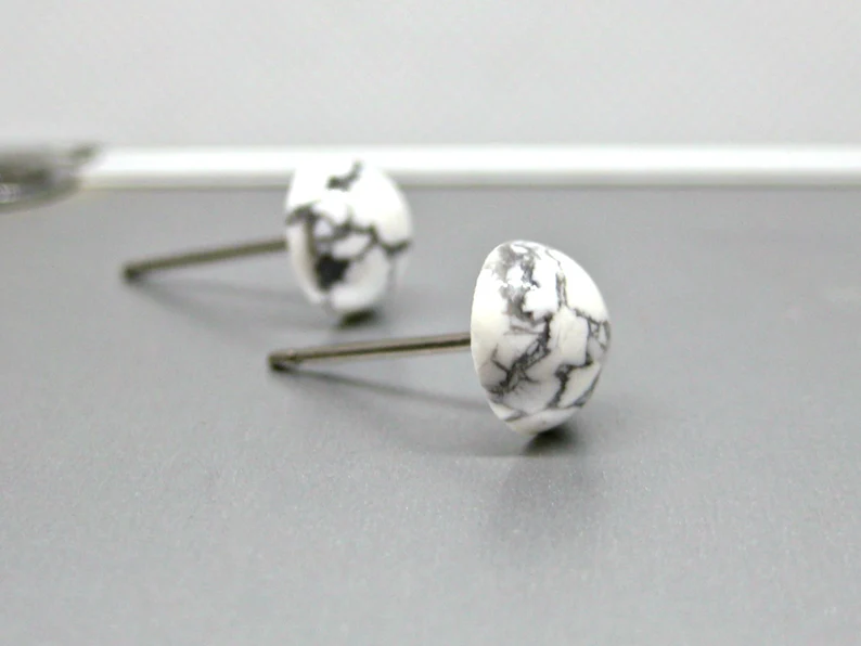 Echte natürliche weiße Howlith-Ohrstecker aus 925er Sterlingsilber, zarte Ohrstecker im Boho-Stil, Geburtstagsgeschenk, Marmor-Ohrringe, Edelstein-Ohrstecker, Geschenk für sie und Mama