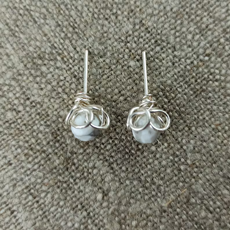 Elegante handgemachte Silberohrringe, handgefertigte Ohrstecker, Blütenknospenform, lässiger Schmuck, minimalistischer Howlith-Schmuck, 925er Sterlingsilber