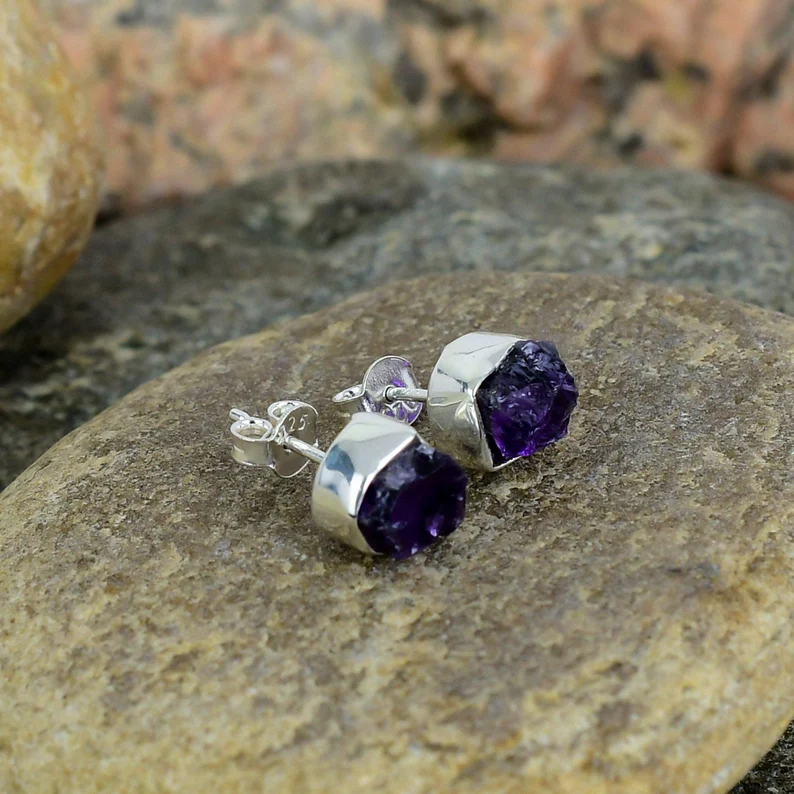 Ohrstecker aus rohem Amethyst in Silber, handgefertigter Natur-Edelsteinschmuck, Geburtsstein Februar, Geschenk, Boho-Ohrstecker aus Sterlingsilber