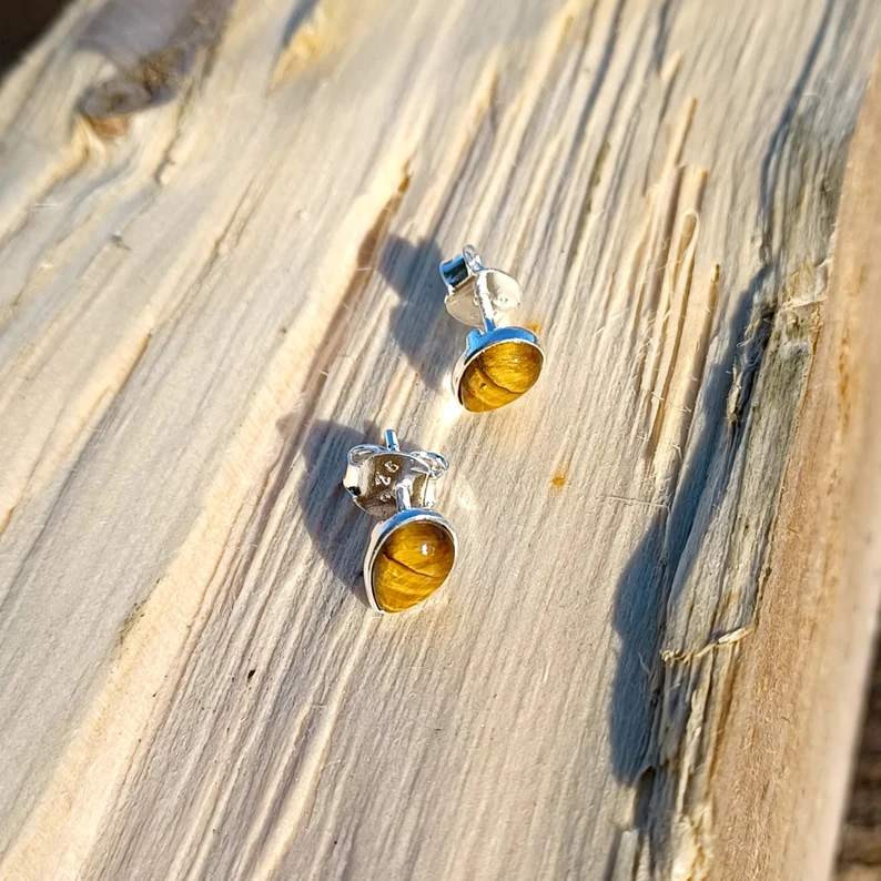 Ohrstecker aus Sterlingsilber mit Tigerauge, kleine Ohrstecker mit Halbedelsteinen, Ohrstecker im Antikstil, Geschenk für Sie, zierliche Ohrstecker