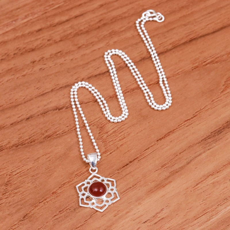 Blumenförmige natürliche Karneol-Anhänger-Halskette aus 925er Sterlingsilber, Geburtsstein Juli, zarte Anhänger-Halskette, Geschenk, böhmische Halskette