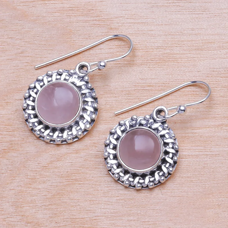 Lünettengefasste Rosenquarz-Cabochon-Ohrhänger aus 925er Sterlingsilber, handgefertigte Ohrringe, Rosen-Ohrringe, Designer-Ohrringe, Geschenk für Sie