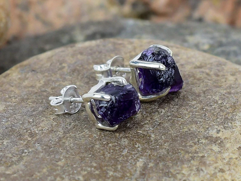 Ohrstecker aus rohem Amethyst in Silber, handgemachter Naturschmuck, Geburtsstein Februar, minimalistisches Boho-Design, Sterling Silber Ohrstecker