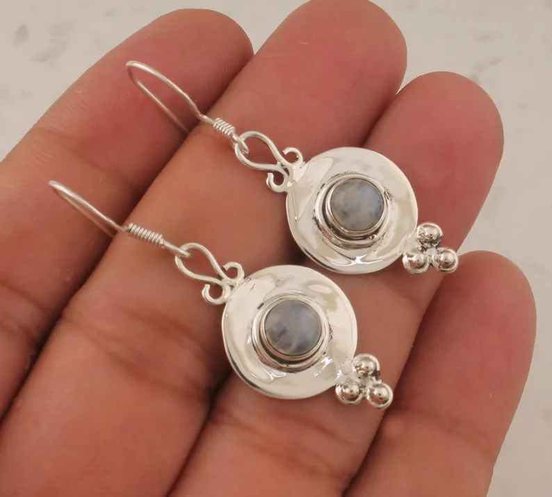 Ohrringe aus natürlichem Regenbogen-Mondstein, 925er Sterlingsilber, handgefertigt, Edelstein-Ohrringe, zierliche Ohrringe, Alltagsschmuck, baumelnde Tropfenohrringe, Geschenk