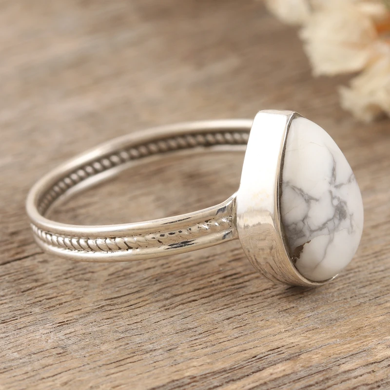Handgefertigter Cocktailring aus Sterlingsilber mit Howlith-Edelstein Weißer Steinring Handgemachter Damenring Edelsteinring Geschenk für Sie