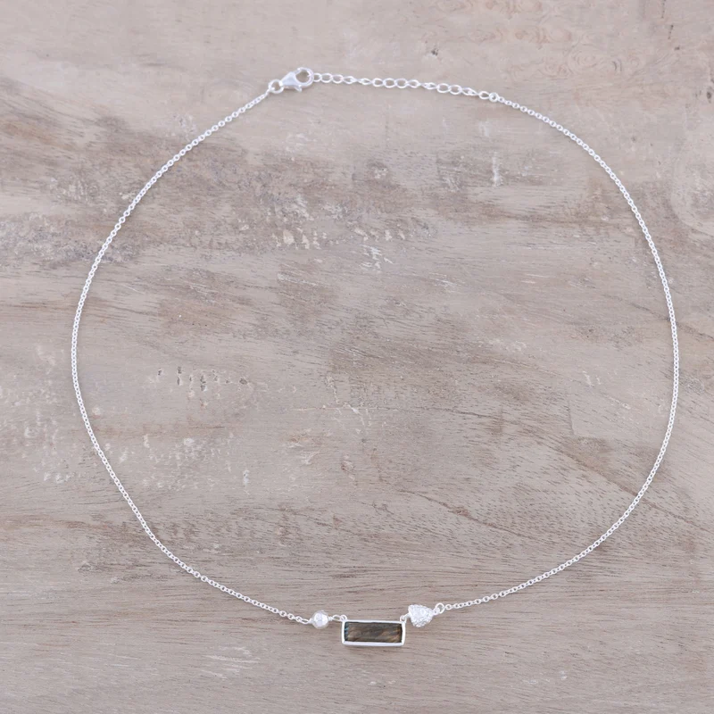 Sliver of Dusk Moderne Labradorit- und Sterlingsilber-Anhänger Halskette Boho Zarter Labradorit-Schmuck Geschenk für sie