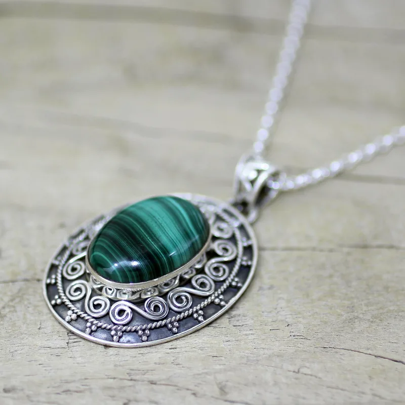 Handgefertigte Halskette mit Anhänger aus 925er Sterlingsilber und Malachit, böhmischer Schmuck, Geschenk für Mama und Sie zum Valentinstag
